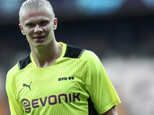 拜仁莱万梅开二度战胜门兴（莱万双响炮助拜仁力克门兴）