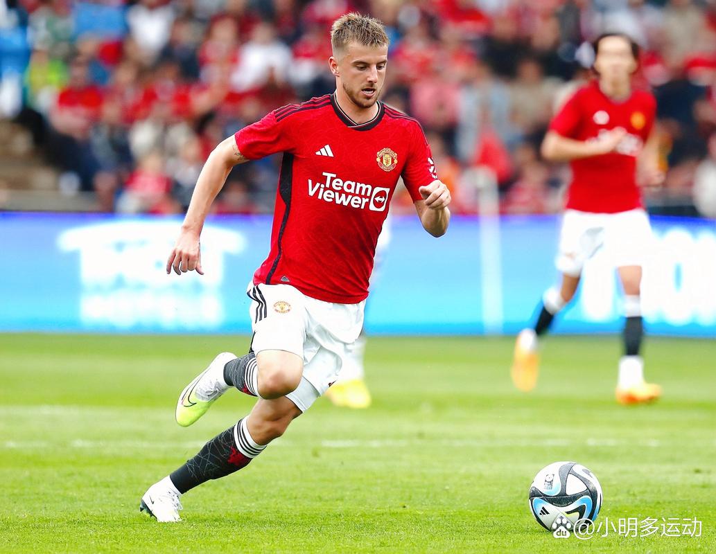 从手足无措到游刃有余，齐达内在公园学着踢毽子（齐达内公园学踢毽子：从生疏到娴熟）