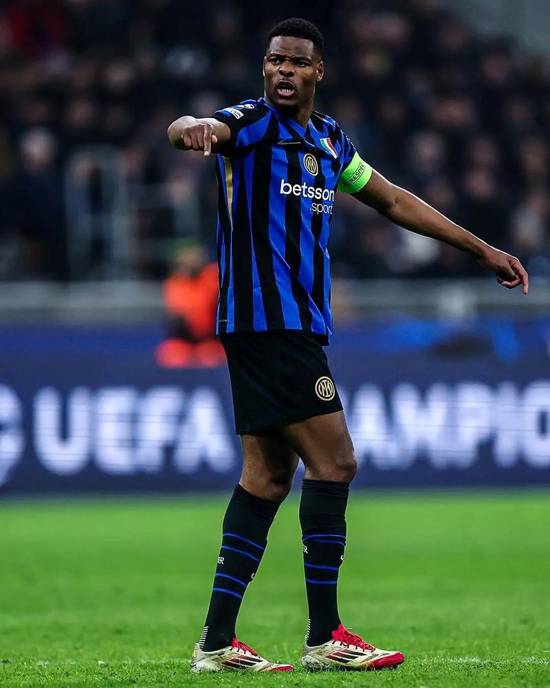 玉昆球迷在机场深情送别安德森，安德森的回应藏着太多不舍