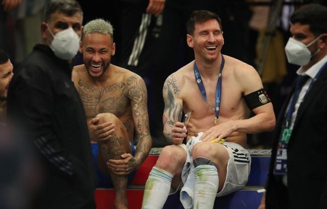 梅开二度，弗格森成为第3位代表意大利球队欧战进球的爱尔兰人（弗格森独中两元，成第三位在欧战为意大利俱乐部进球的爱尔兰球员）