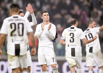 高手在民间！姐妹花脚踩箩筐练习武术，平衡力惊人！（民间卧虎藏龙！姐妹花踩箩筐练武，平衡感逆天）