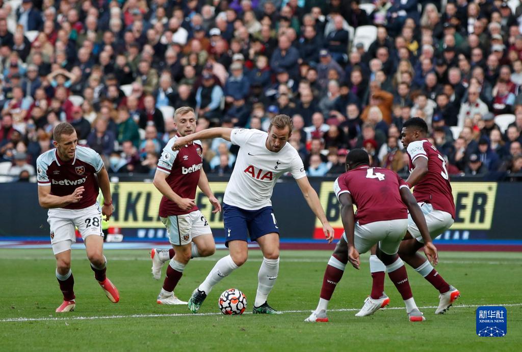 成都蓉城教练组现场观战中韩战，徐正源、金亨镒在场（成都蓉城教练组现身中韩之战现场，徐正源、金亨镒到场观战）