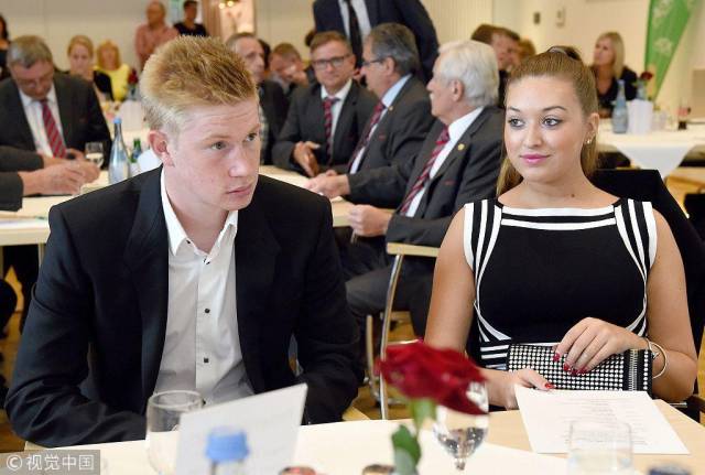 巴萨赛前发小白当年绝杀照，切尔西赛后用埃斯特旺破门照回应（巴萨赛前晒小白绝杀旧照，切尔西赛后以埃斯特旺进球照回敬）